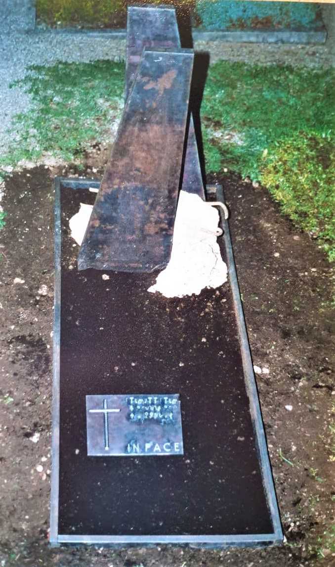 Grabmal "Porta" Skulptur Eisen Stahl Beton  Friedhof Freiburg Künstler Christian Beisenherz-Huss